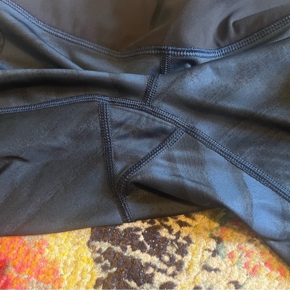 Lululemon Blue Zipper Pocket Low Rise Striped Activewear Capri Leggings Size 10 - Picture 5 of 6